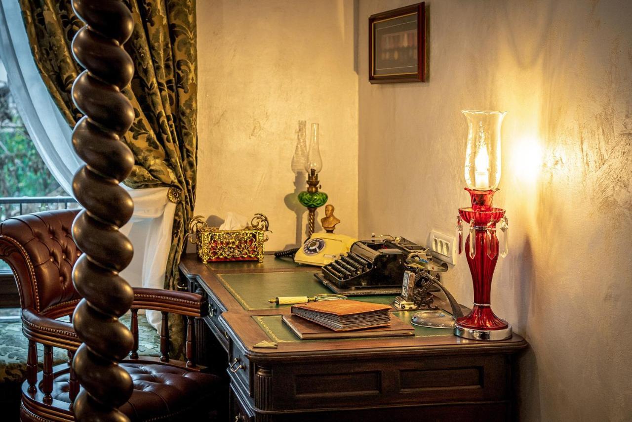 Private Museum Apartment With Antique Decor Bucharest Exterior photo