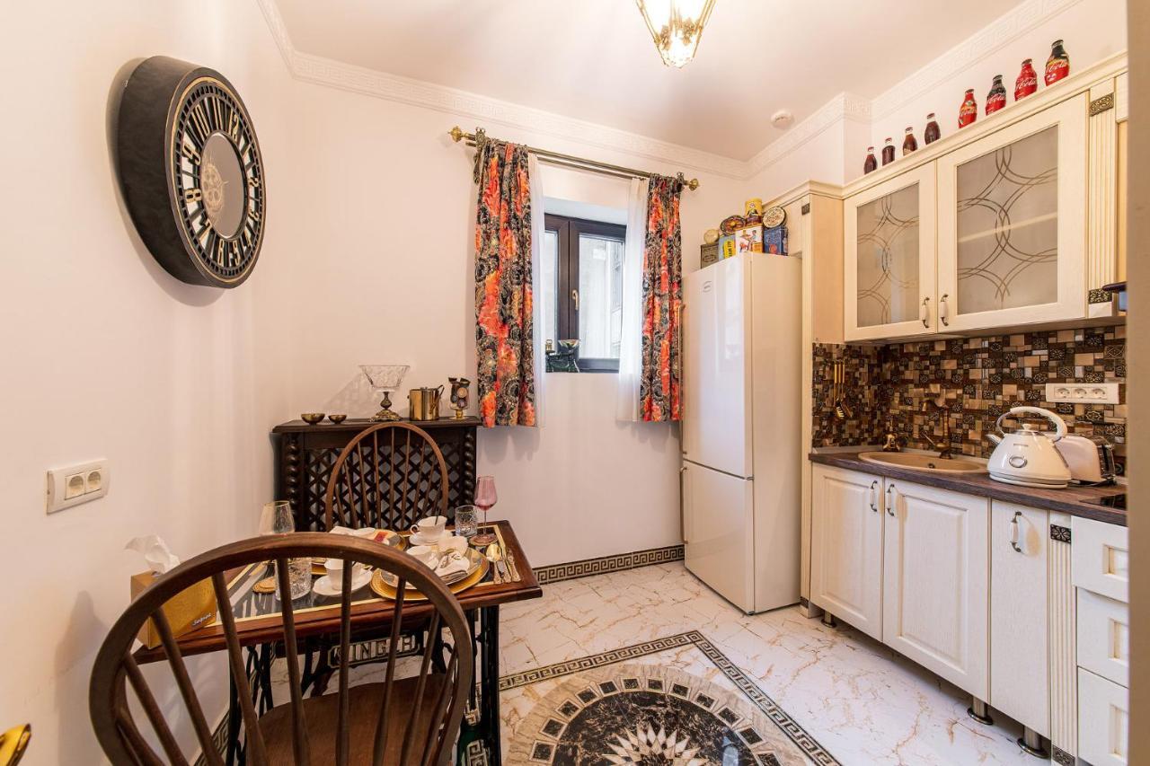 Private Museum Apartment With Antique Decor Bucharest Exterior photo