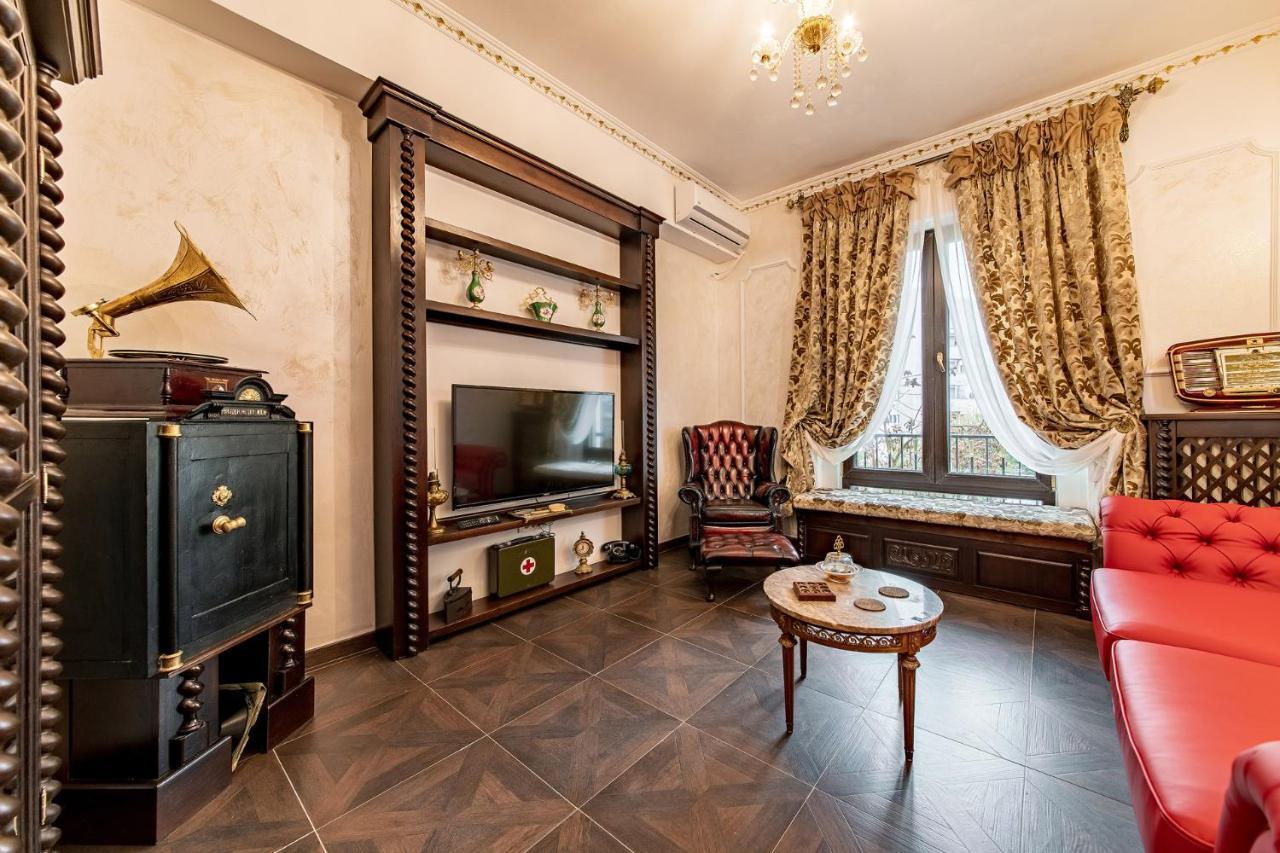 Private Museum Apartment With Antique Decor Bucharest Exterior photo