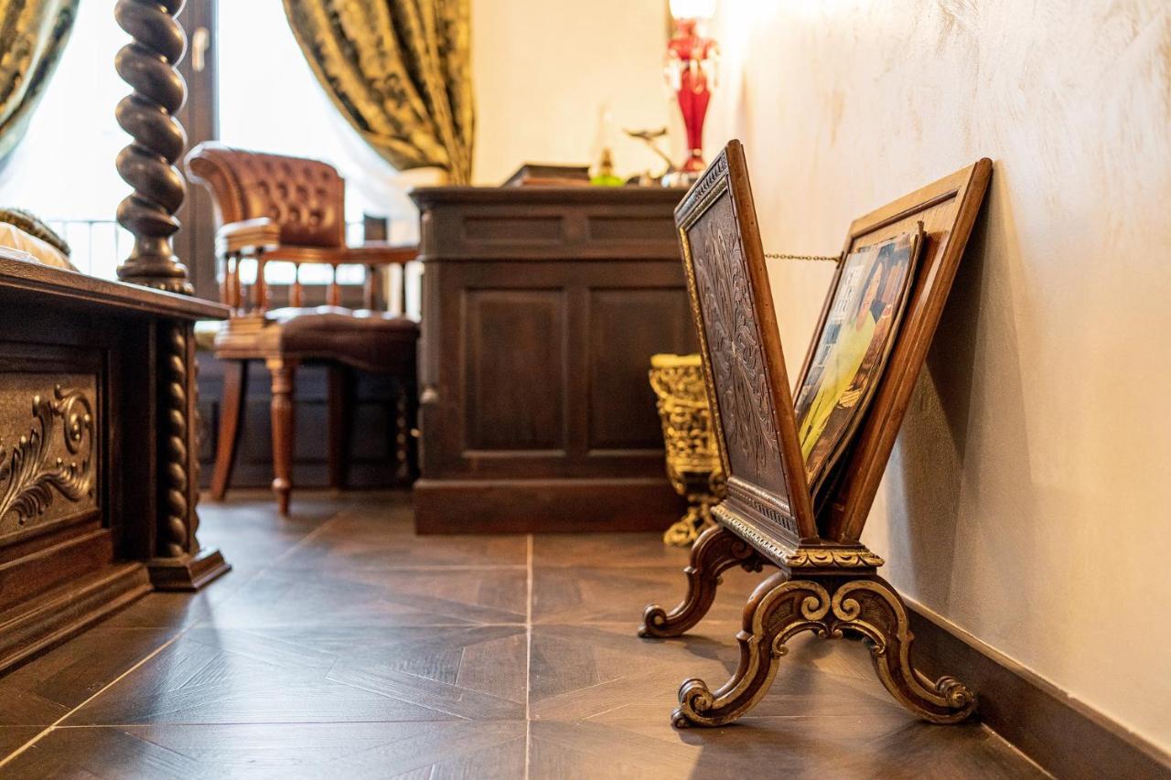 Private Museum Apartment With Antique Decor Bucharest Exterior photo