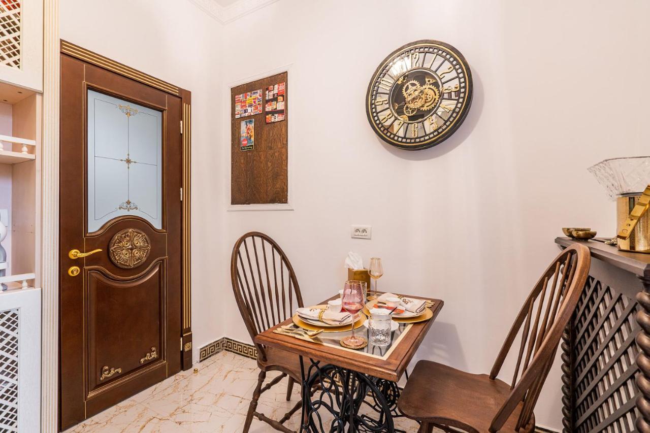 Private Museum Apartment With Antique Decor Bucharest Exterior photo