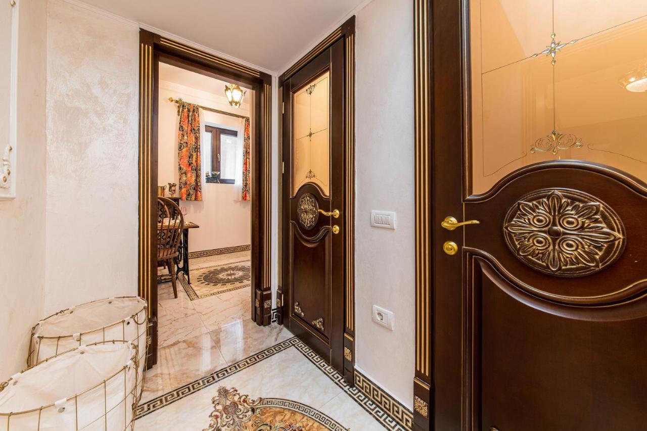 Private Museum Apartment With Antique Decor Bucharest Exterior photo