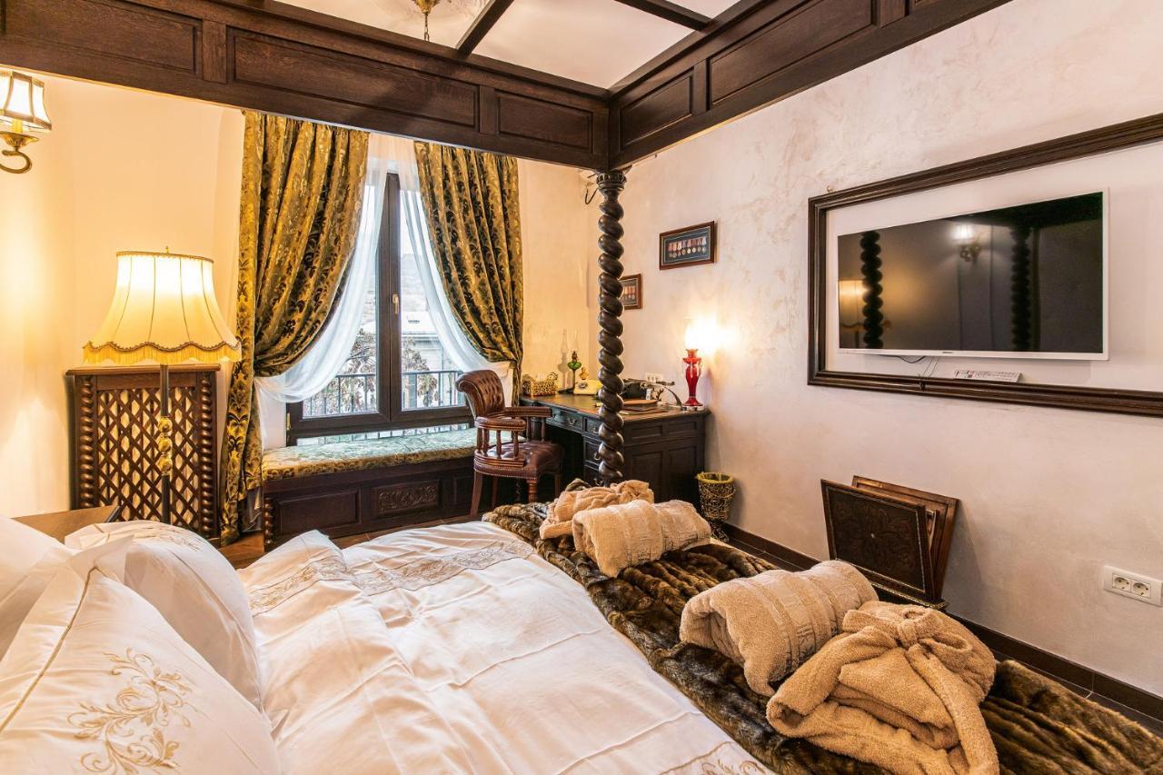 Private Museum Apartment With Antique Decor Bucharest Exterior photo
